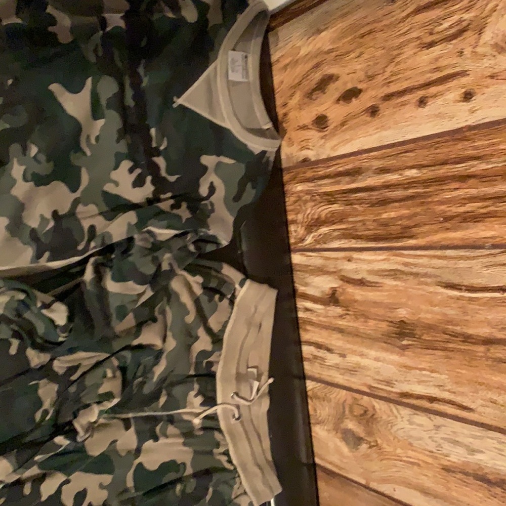 Green camouflage champion sweat pants outfit